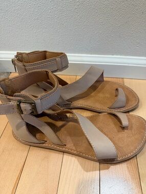 BOC light brown sandal with zipper